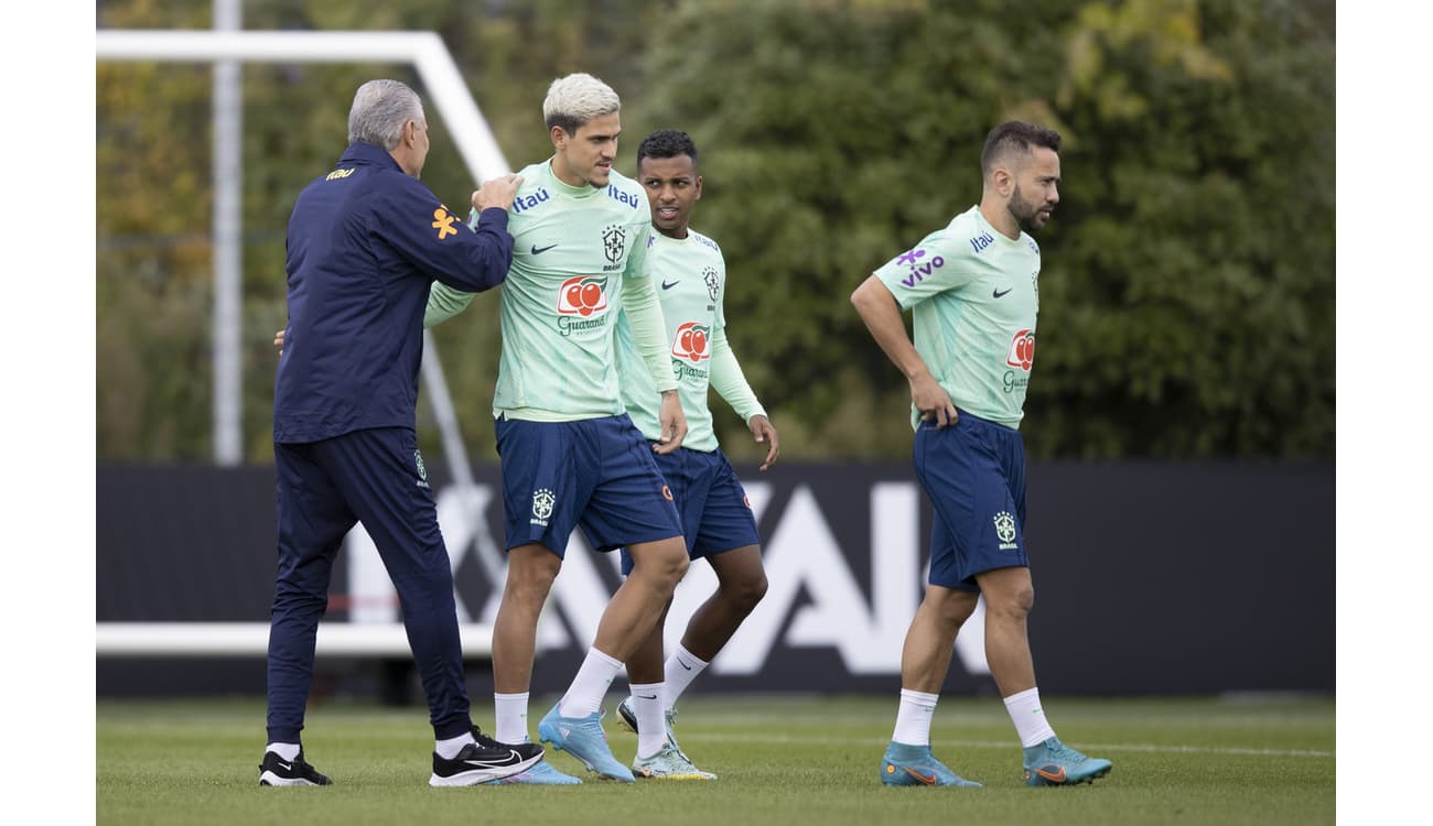 Seleção Brasileira divulga escalação para jogo contra Camarões com Pedro e  Everton Ribeiro no banco - Coluna do Fla