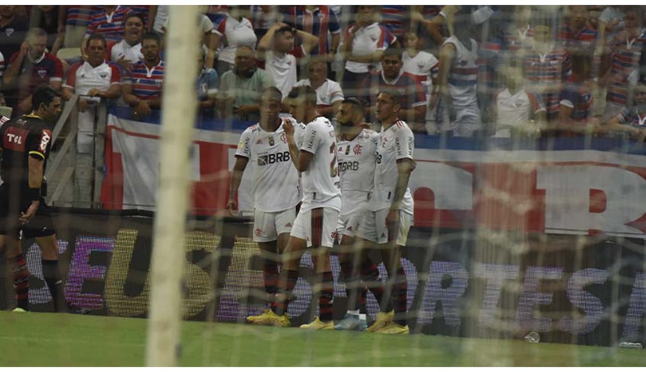 SAIU! Com Pedro e 3 zagueiros, Flamengo divulga escalação para jogo contra  o Bragantino, pelo Brasileirão