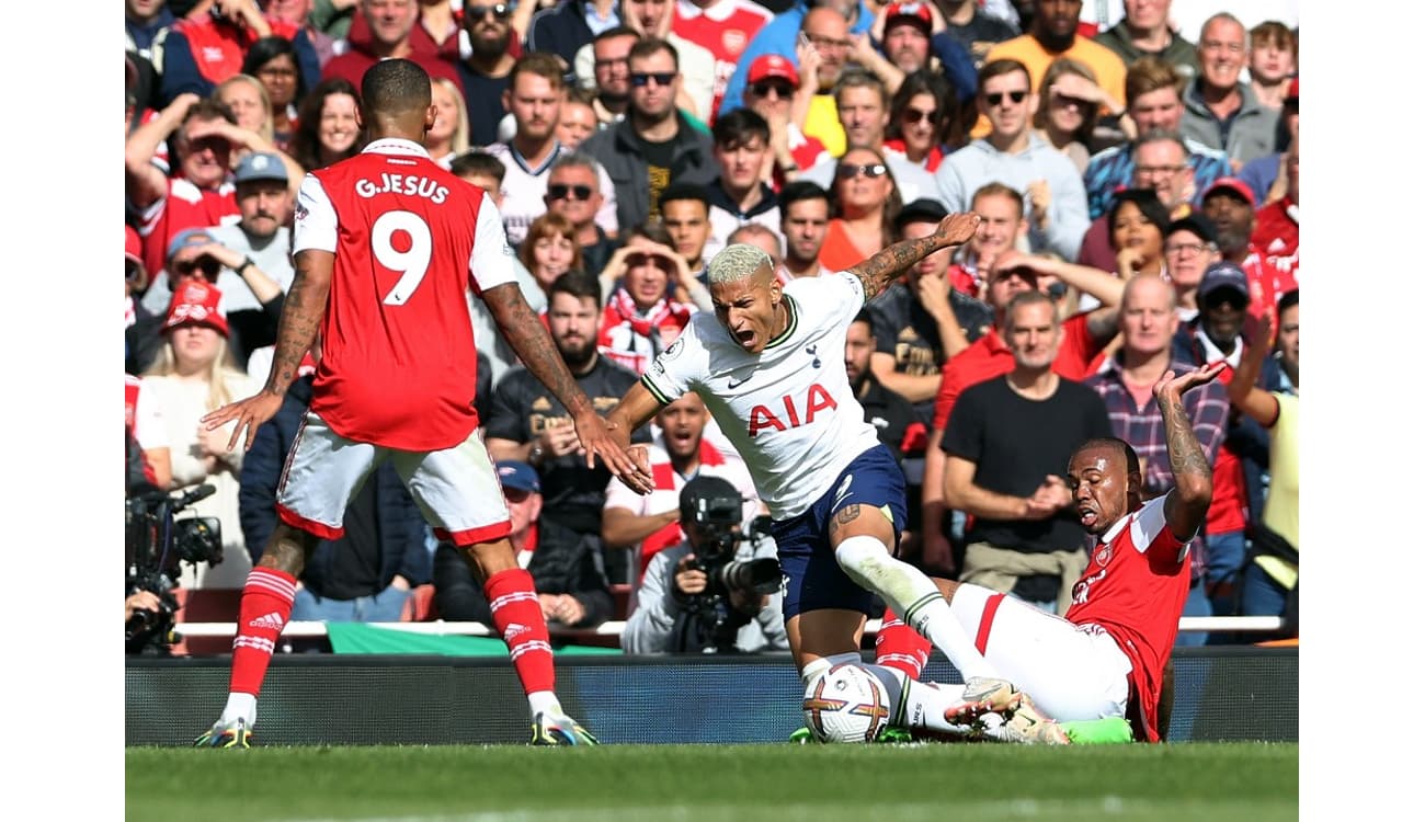 Tottenham conta com empate do Arsenal para assumir liderança