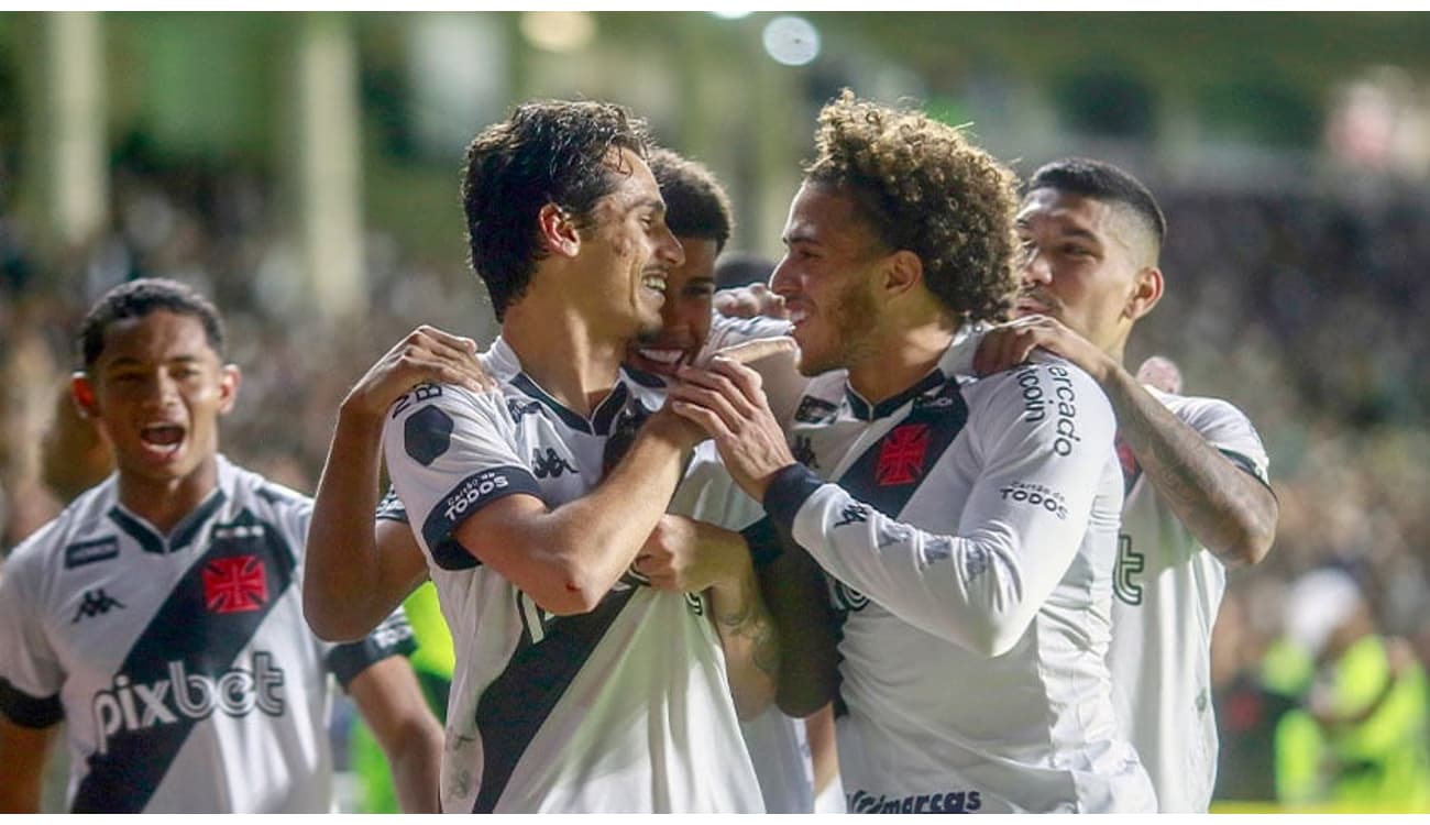 Futebol Alternativo TV on X: Torcida do Taubaté comemorou a vitória no  Canindé praticando parkour  / X