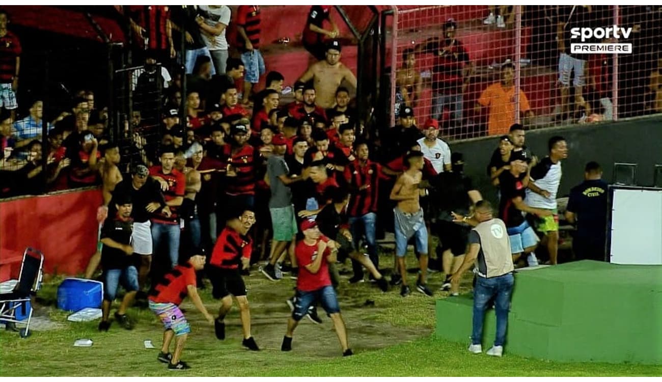 Futebol Alternativo TV on X: Torcida do Taubaté comemorou a vitória no  Canindé praticando parkour  / X