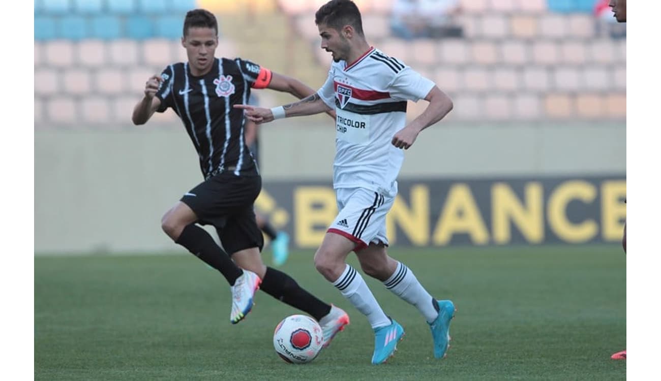 São-paulinos passam vergonha com faixa provocativa ao Corinthians em jogo  festivo