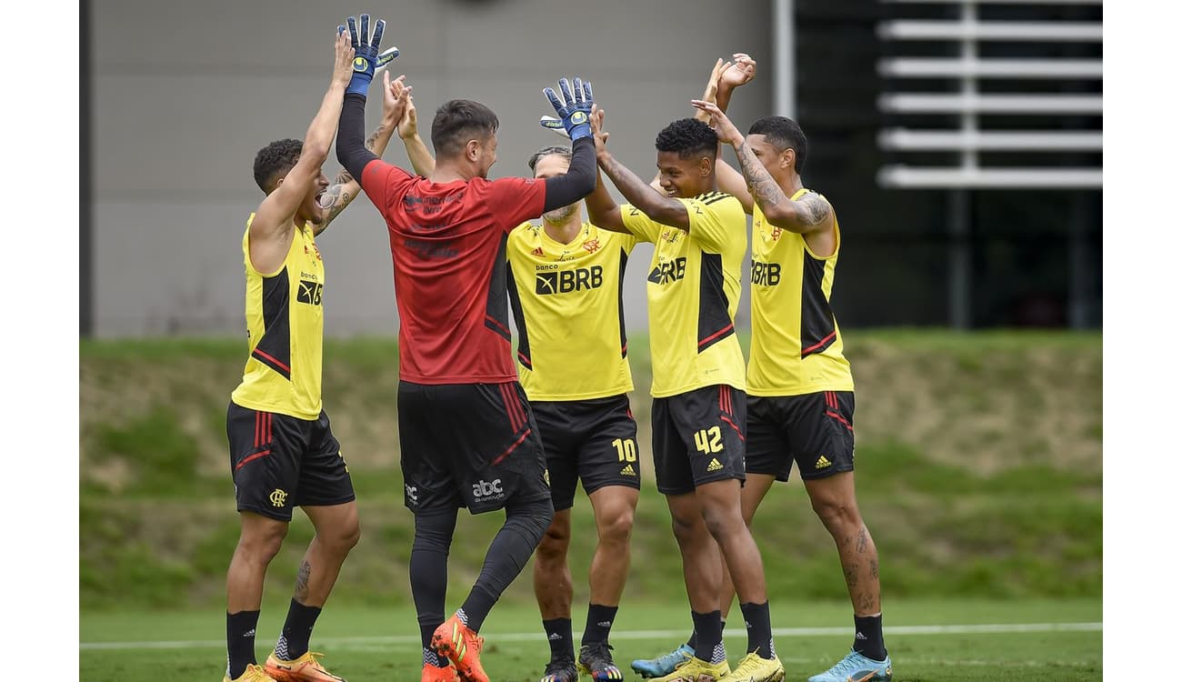 Flamengo elege prioridades na busca por reforços e prepara