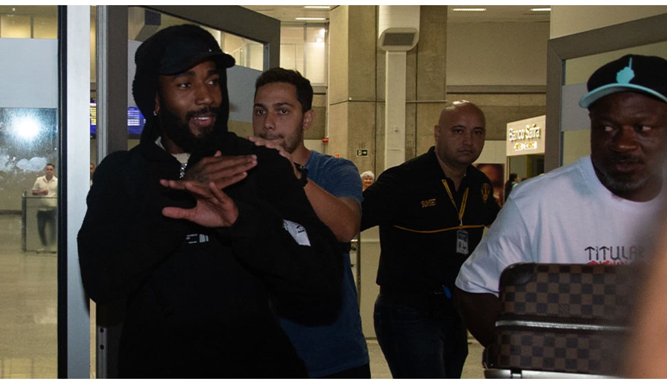 Perto de anúncio no Flamengo, Gerson chega ao Rio de Janeiro - Gazeta  Esportiva