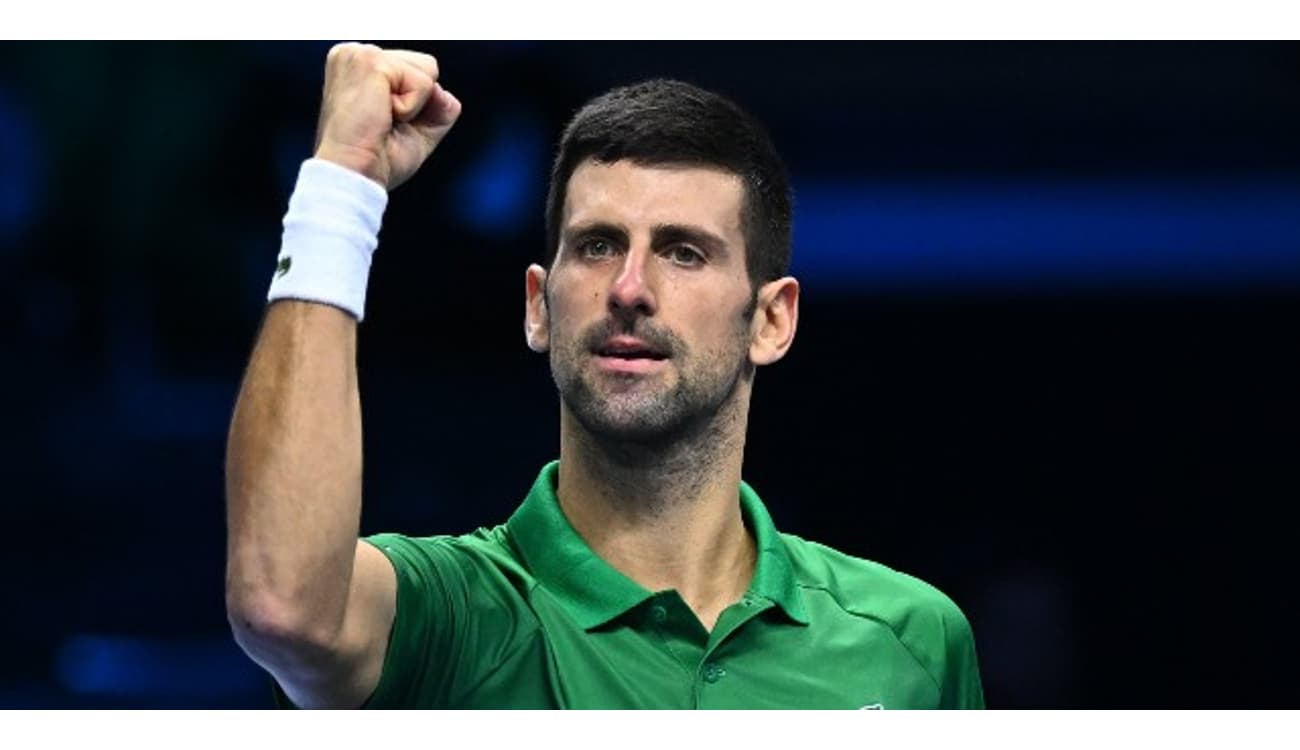 Jogo de Djokovic é interrompido por horário; sérvio cai sobre a rede e  sorri, tênis