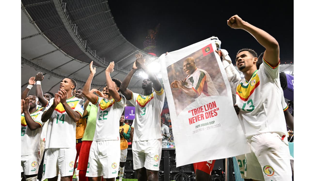 Torcida e jogadores de Senegal fazem homenagem a Papa Bouba Diop