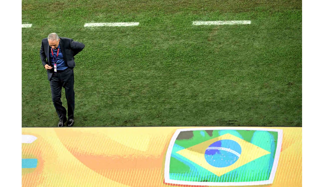 Tite não consola jogadores e deixa o gramado após eliminação do Brasil na  Copa do Mundo - Lance!