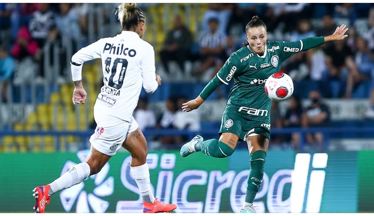 SP - Sao Paulo - 12/21/2022 - FINAL PAULISTA FEMALE 2022, PALMEIRAS X  SANTOS - Players of Palmeiras celebrate the title of champion during an  award ceremony after winning against Santos in