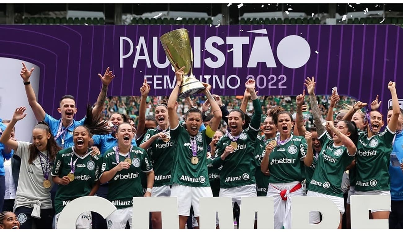 SP - Sao Paulo - 12/21/2022 - FINAL PAULISTA FEMALE 2022, PALMEIRAS X  SANTOS - Players of Palmeiras celebrate the title of champion during an  award ceremony after winning against Santos in