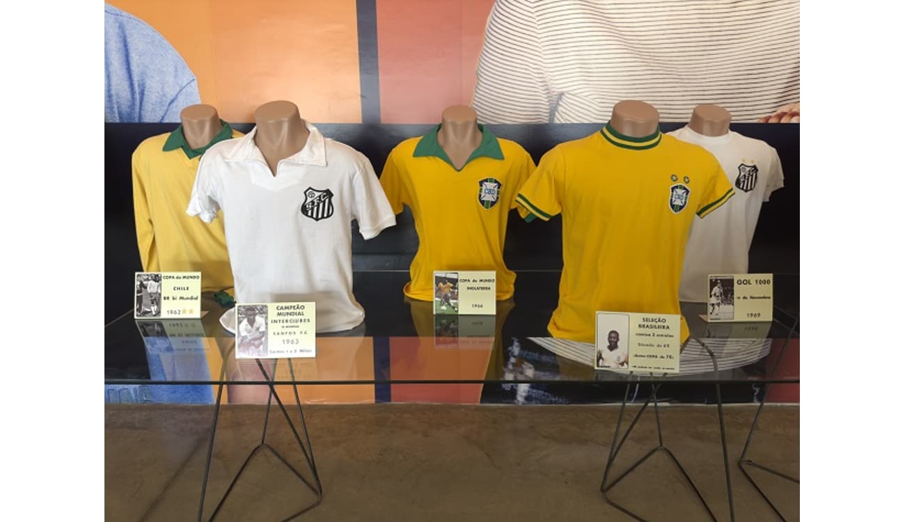 Exposição no interior de São Paulo exibe 25 reproduções de camisas  utilizadas por Pelé - Lance!