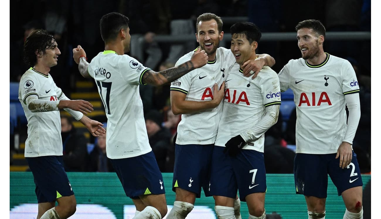 Tottenham vence Crystal Palace e segue líder da Premier League