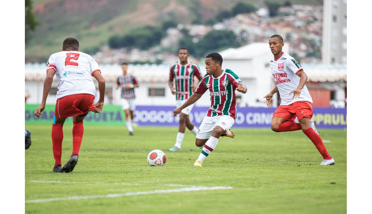 Após marcar dois gols pelo Goiás e deixar o campo de ambulância