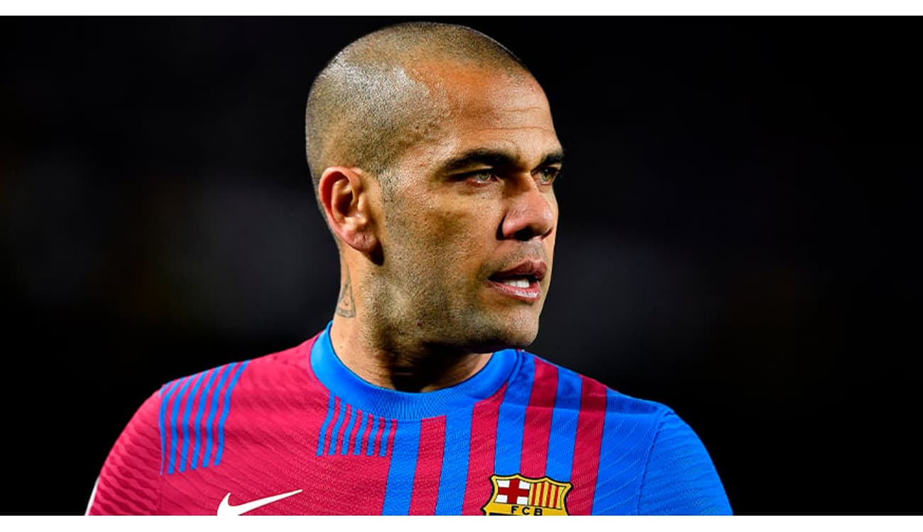 Jogador Daniel Alves é acusado por compositores de violar direitos autorais