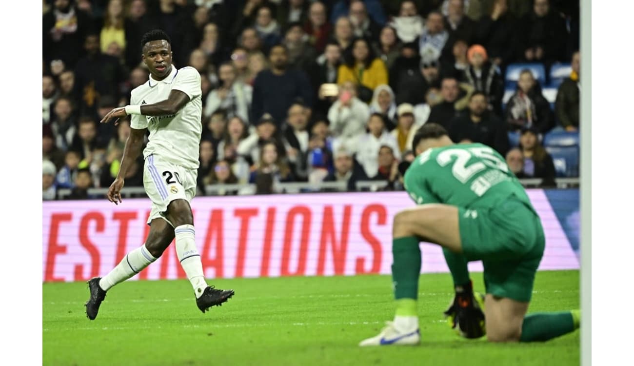Vini Jr rescinde com a Nike e joga de chuteira preta pelo Real