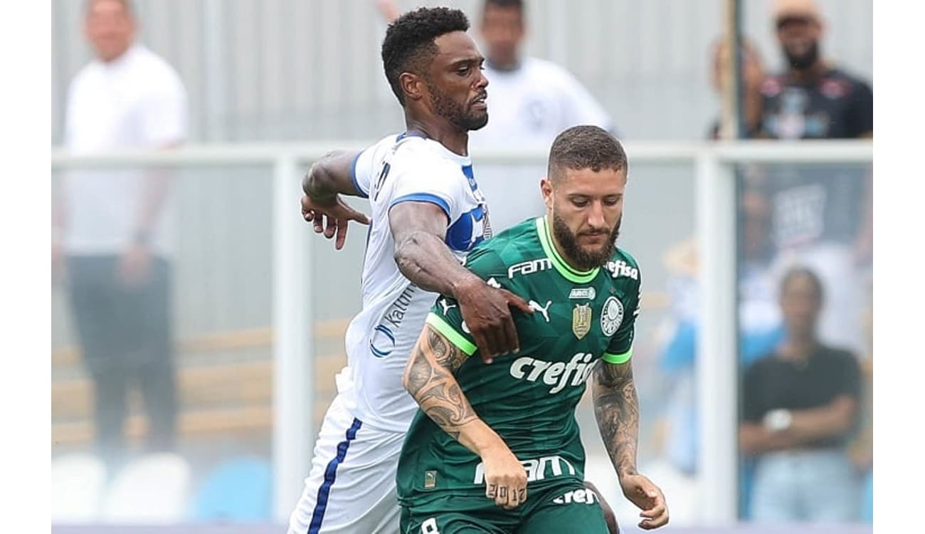 Tá jogando muito! - Wesley elogia o futebol de Danilo