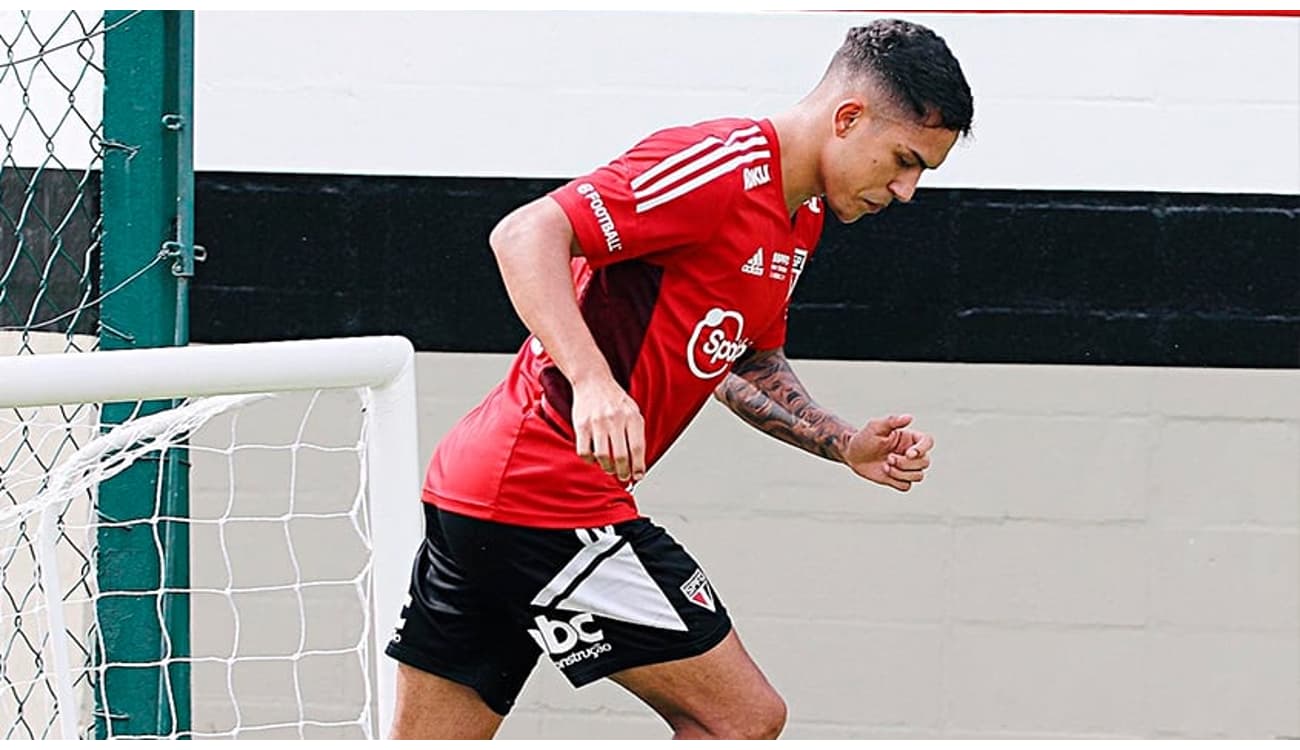 Menino Que Joga O Futebol - Tomando Um Lance Dentro Imagem de