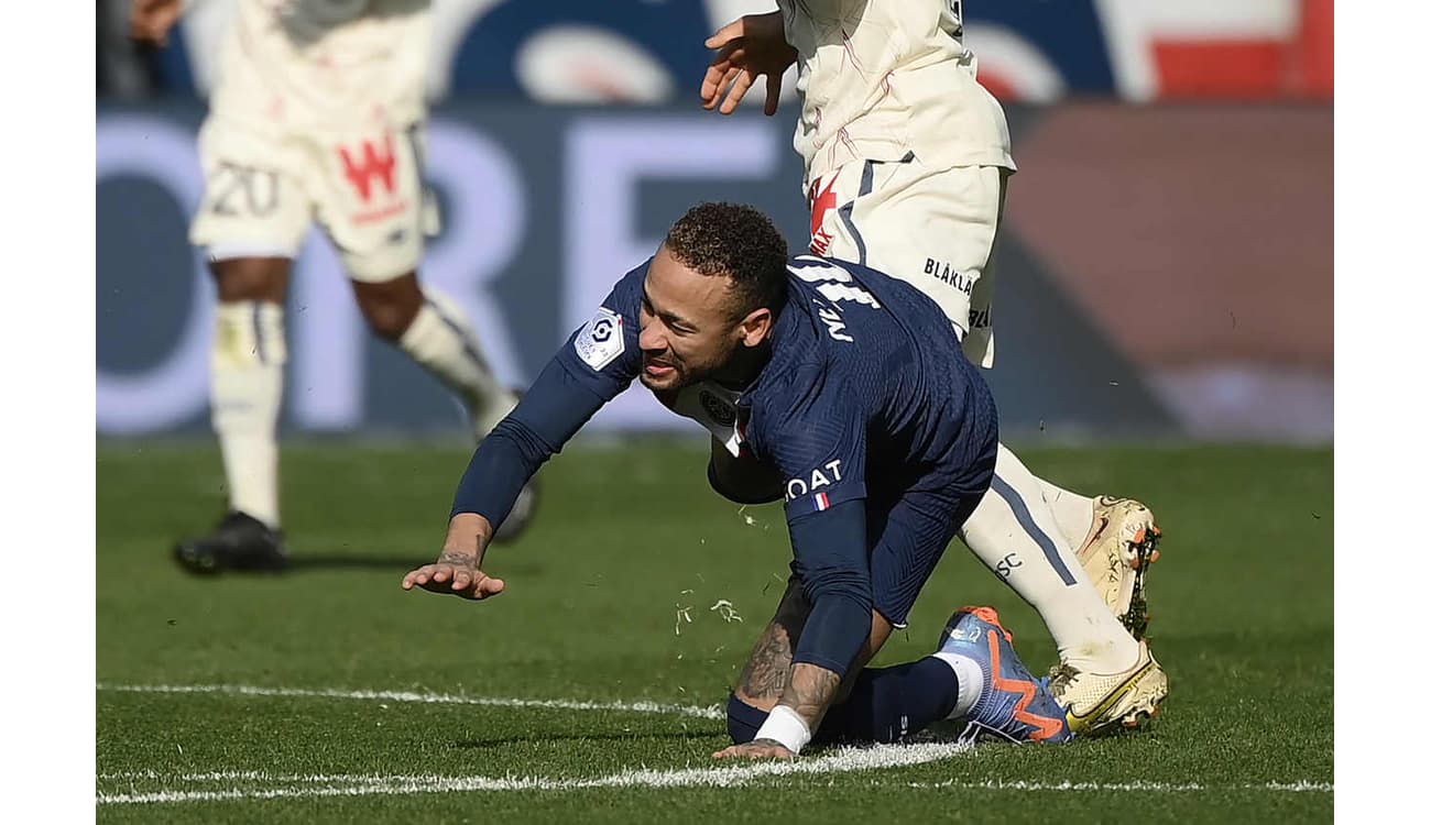 Neymar volta a jogar pelo PSG após seis meses parado e marca dois gols, Esporte