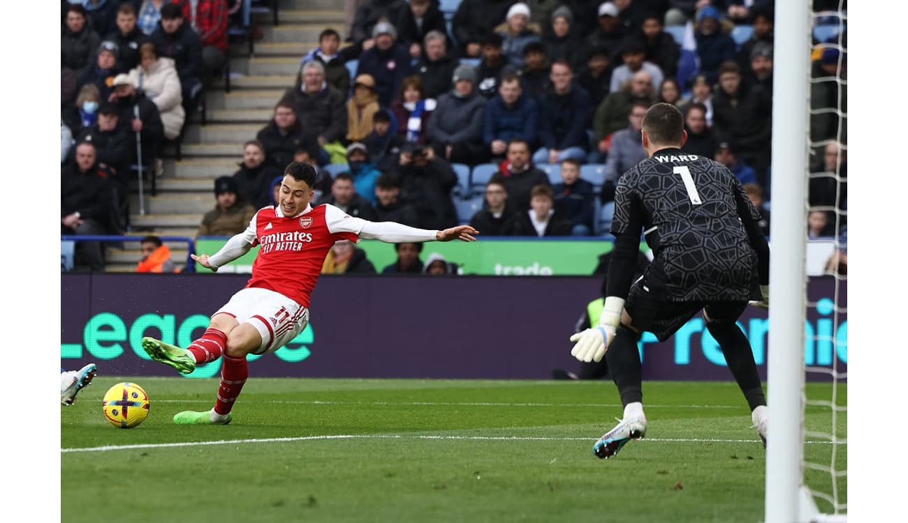 Arsenal procura cimentar hoje a liderança da Liga inglesa de