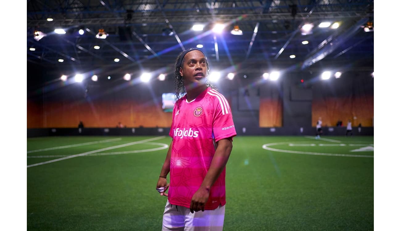 Com 'desistência' nos pênaltis, Ronaldinho Gaúcho estreia em liga