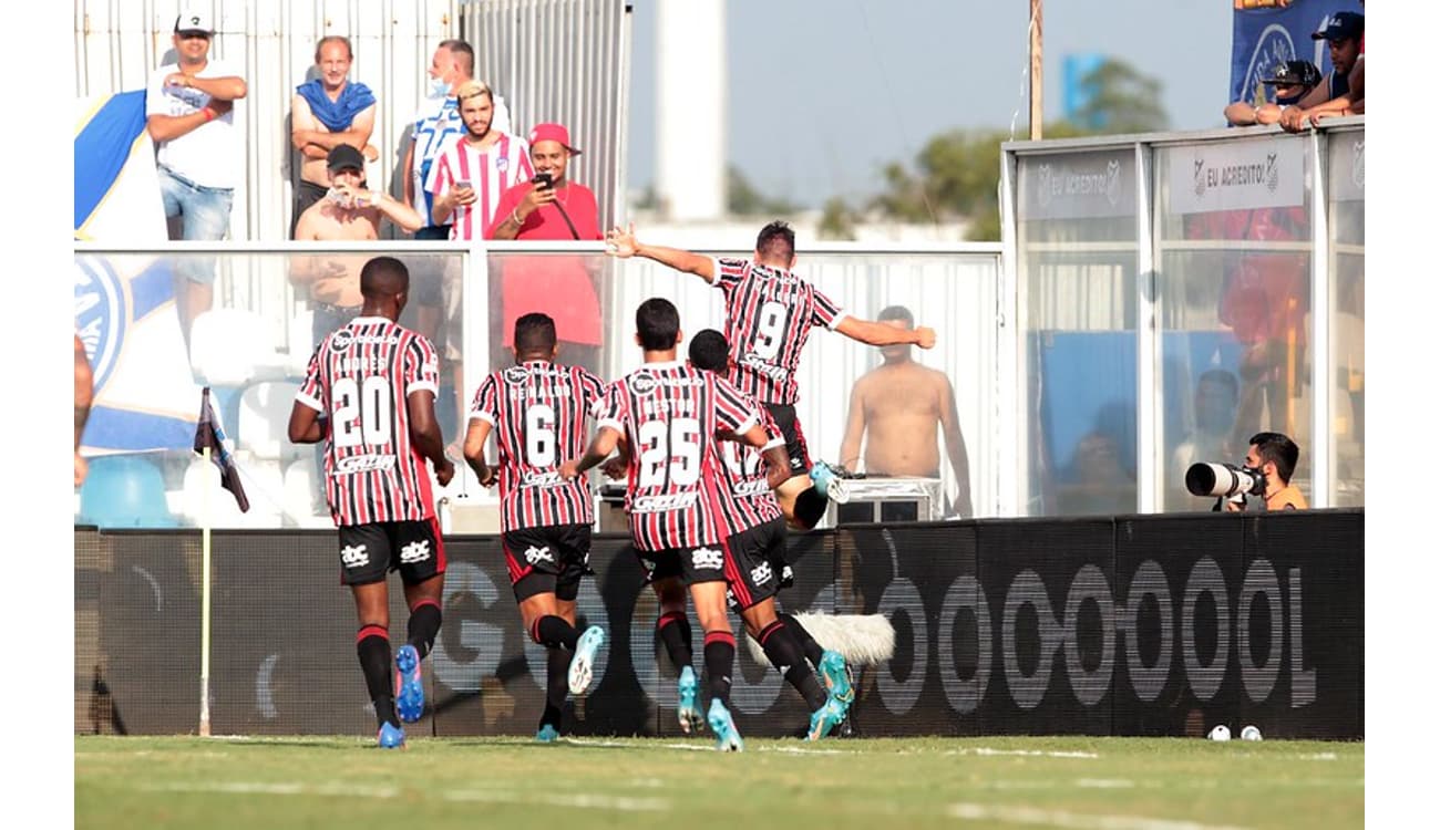 Grupo De Pessoas Assistindo Jogo De Futebol · Foto profissional