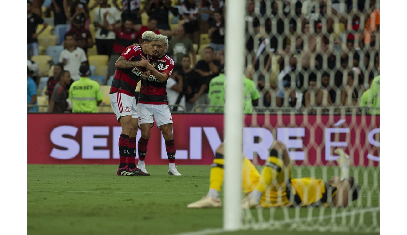 Com gols no começo do jogo, Flamengo derrota o Botafogo e se sustenta na  liderança