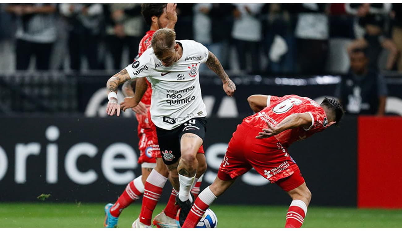 Empate entre Corinthians e Argentinos Juniors faz Róger Guedes