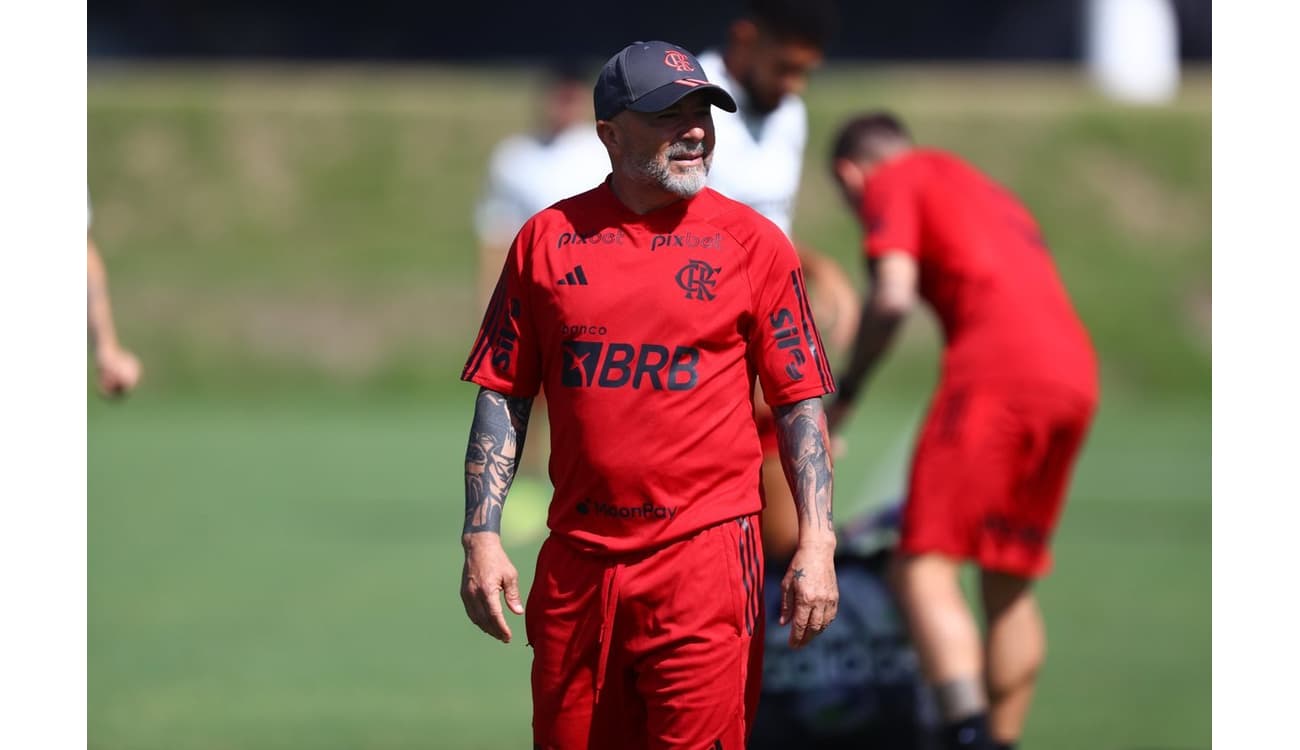 Análise: Flamengo reprime amor à bola pedido por Sampaoli, leva