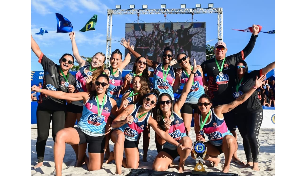 Campeão Russo Da Fitness Posou Com Troféu Em Itália Imagem de