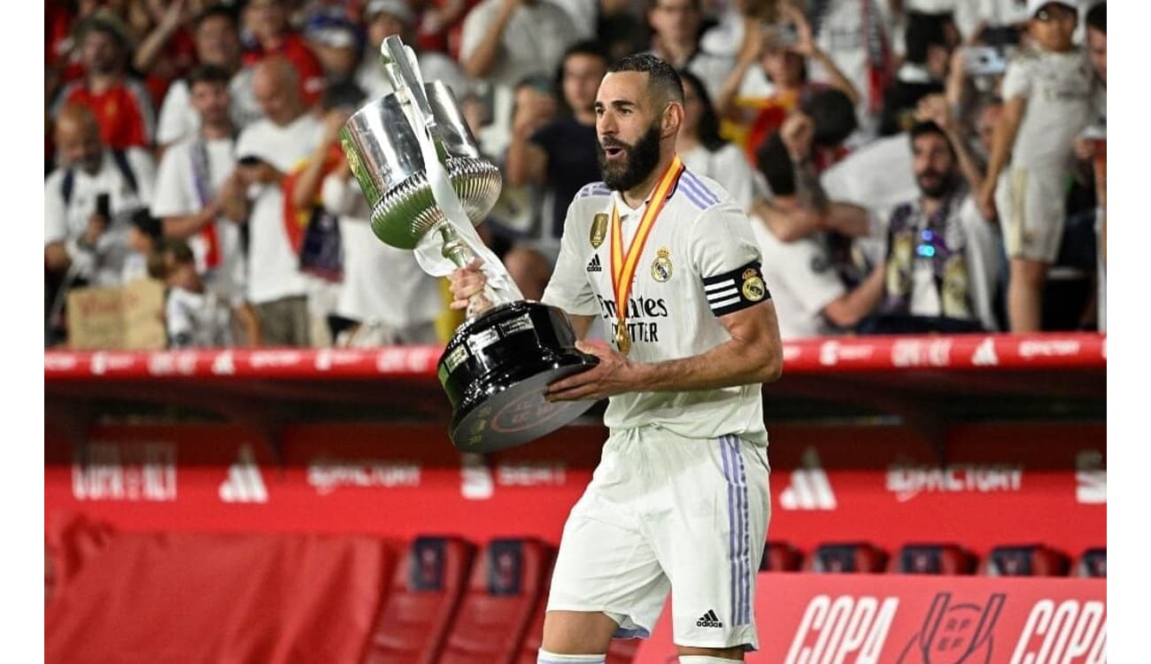 Karim Benzema, do Real Madrid, é eleito melhor jogador do mundo; confira  outros vencedores - Folha PE