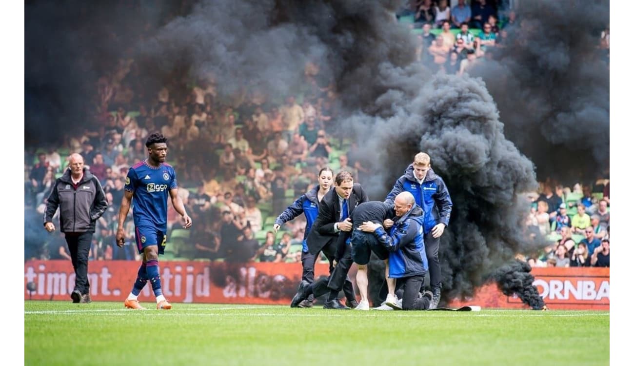 Jogador desmaia em campo e jogo da Premier League é suspenso