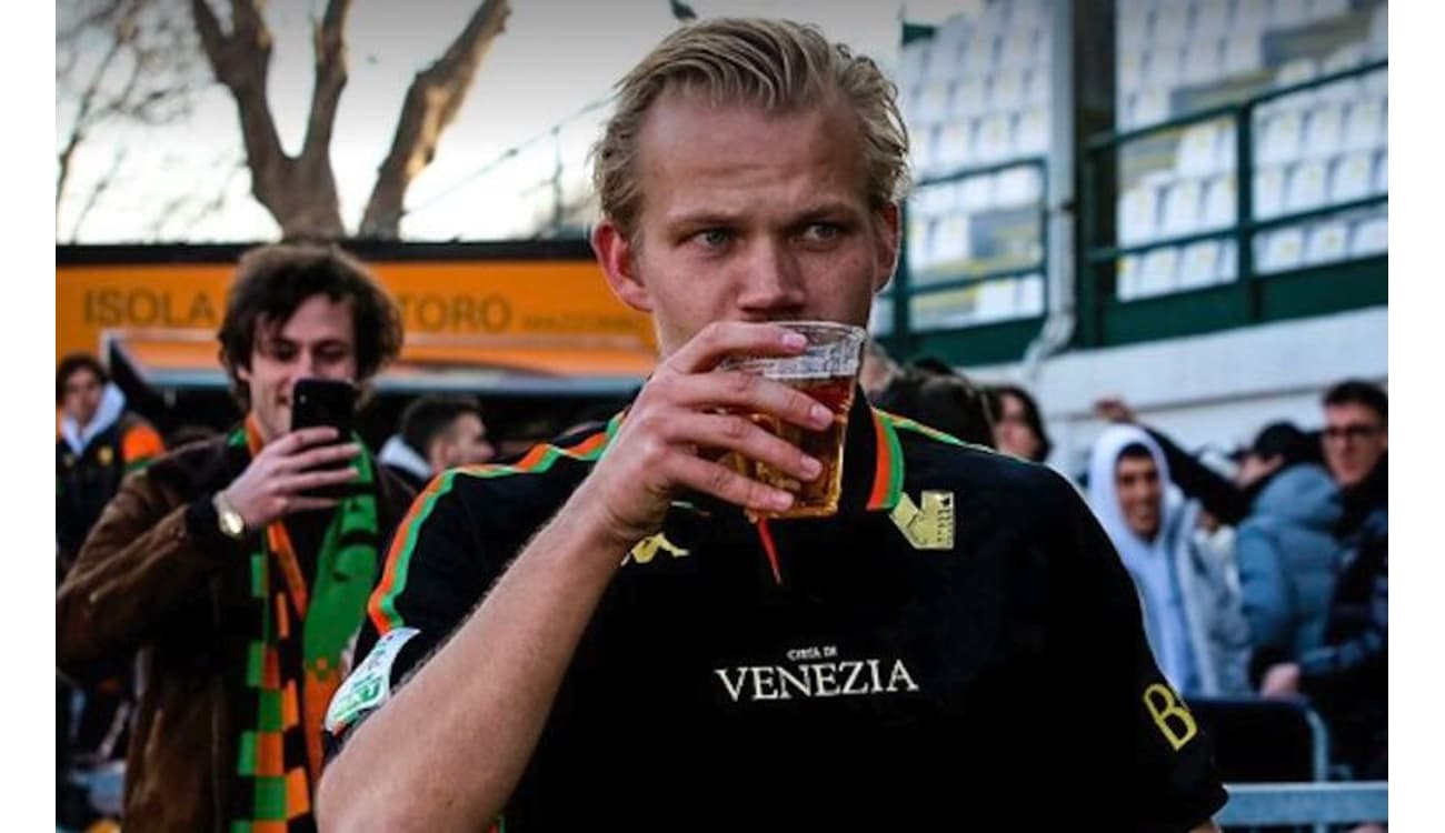 Atacante do Venezia, da segunda divisão italiana, marca quatro gols e bebe  cerveja com torcedores - Lance!