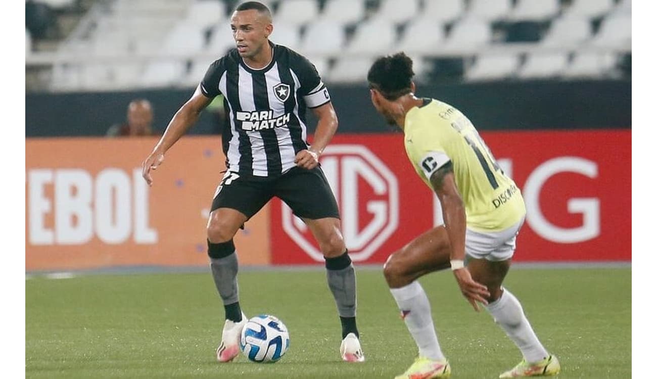 Lucas Perri analisa atuação do Botafogo, elogia LDU e projeta jogo
