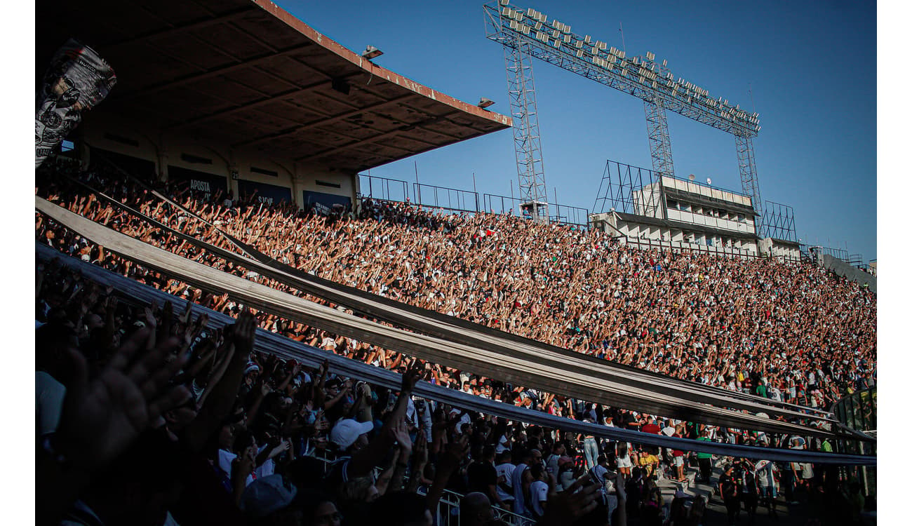 STJD aplica multa e proíbe torcida em 4 jogos do Vasco em São Januário