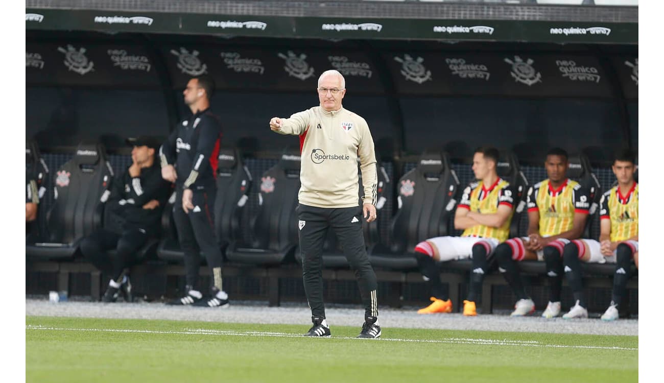 Dorival dispara contra arbitragem após empate do São Paulo em clássico:  'Foi lamentável o que aconteceu aqui hoje