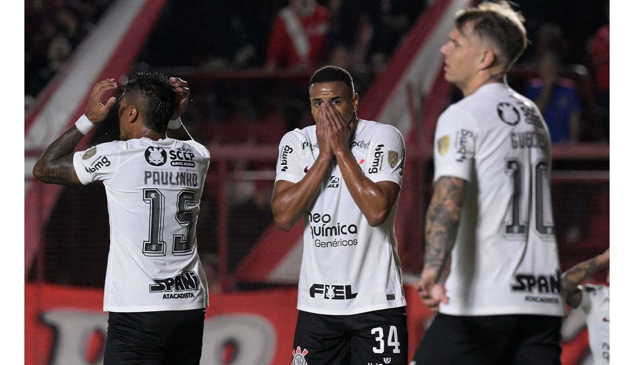 Há 7 jogos sem vencer, Corinthians encara decisão na Argentina