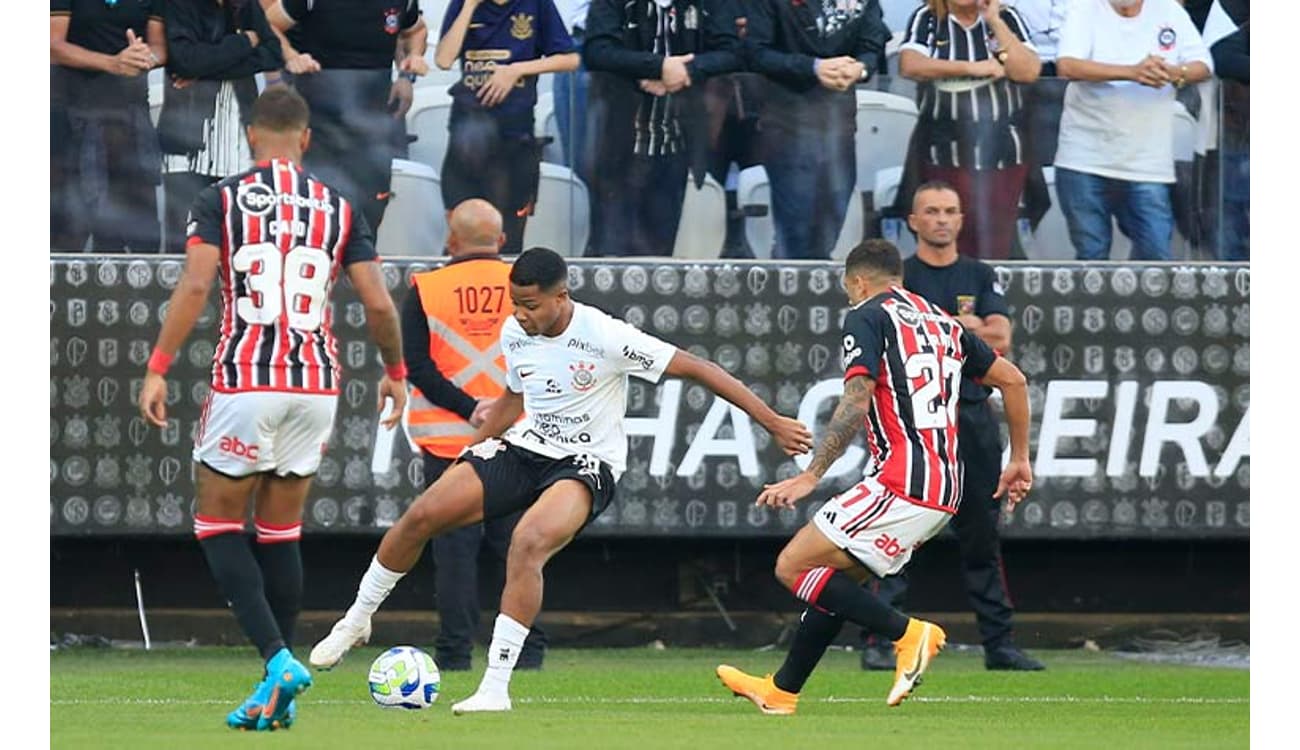 São Paulo sai na frente, Corinthians busca empate e lidera o