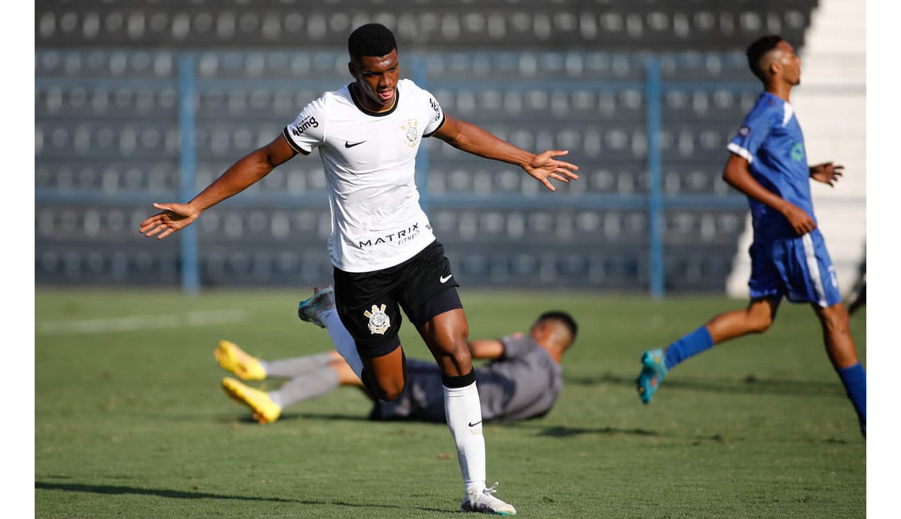 Corinthians goleia a Portuguesa na Fazendinha e assume a liderança