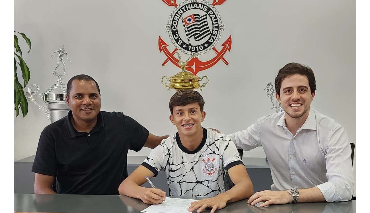 Destaque do sub-17, atacante assina primeiro contrato profissional com o  Corinthians, corinthians