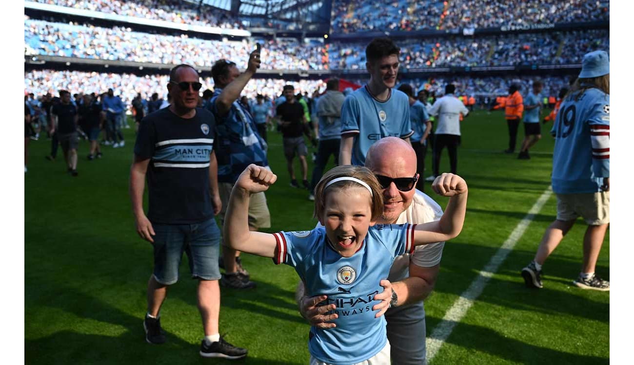 Torcida invade, City bate Chelsea e levanta troféu da Premier League