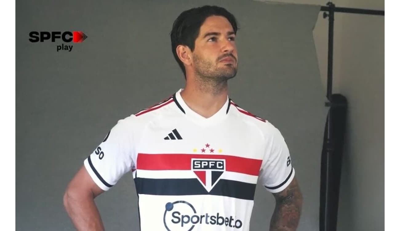 Apresentado no São Paulo, Pato quebra protocolo antes de vestir a