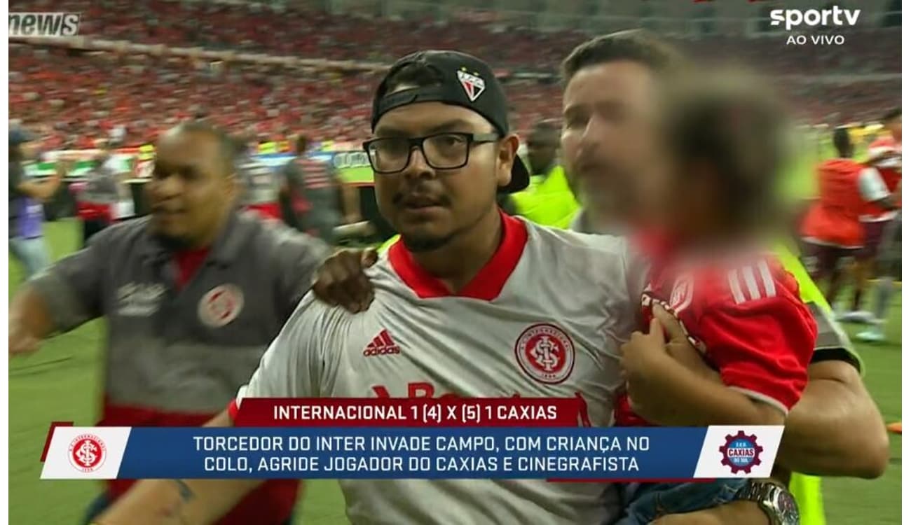 O que vai acontecer com torcedor que invadiu gramado do Beira-Rio com  criança para agredir um jogador?