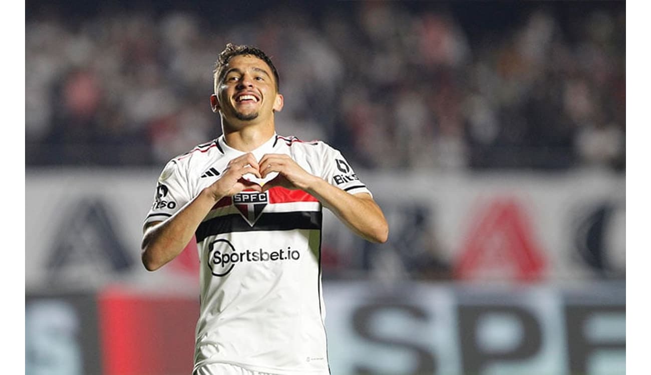 São Paulo vira sobre o Santos e avança à final do Paulista