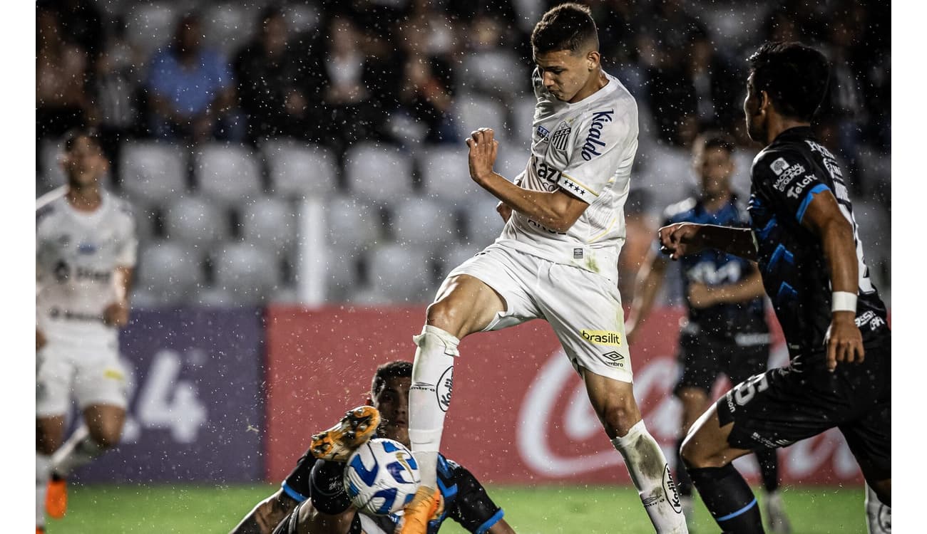 São Paulo vira sobre o Santos na Vila e avança à final do