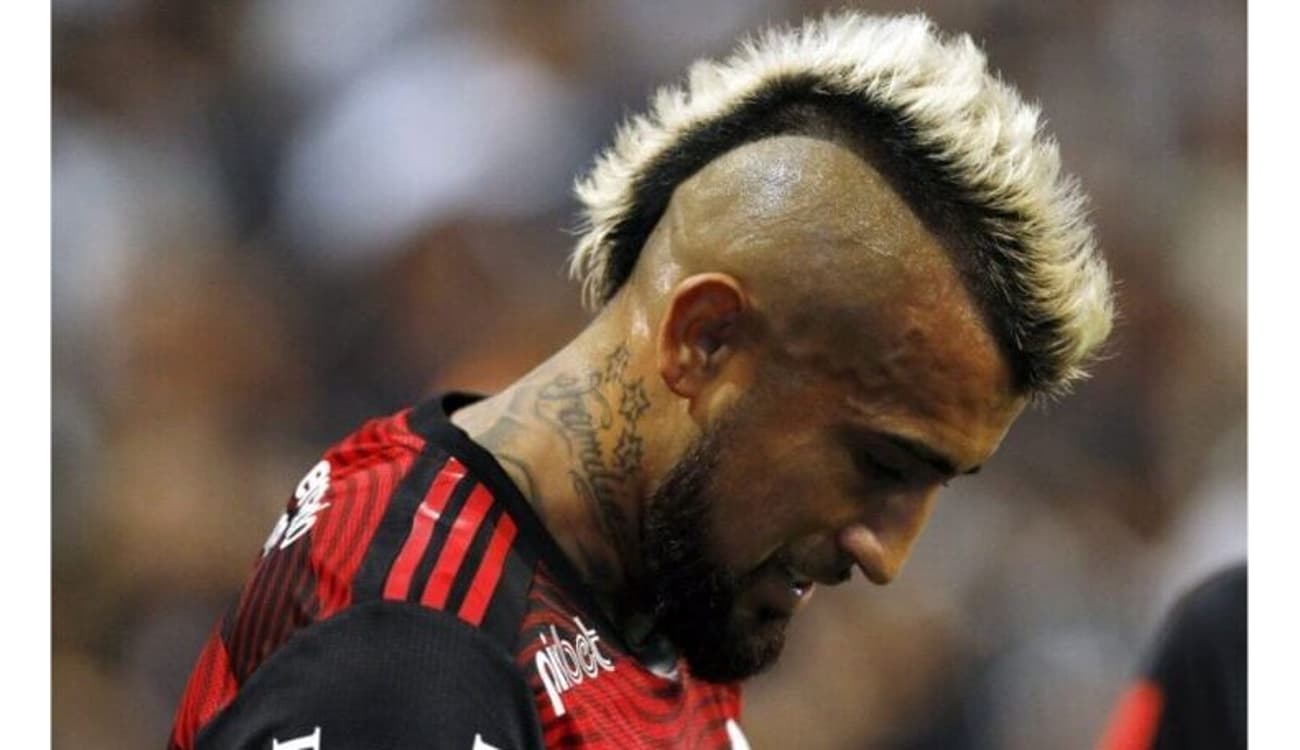 Com a saída de Arturo Vidal, Flamengo terá apenas seis jogadores