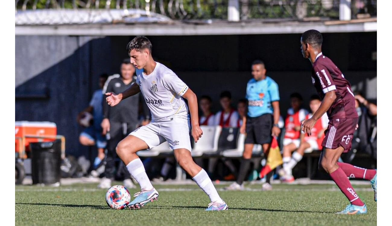 Santos assina pré-contrato com lateral-esquerdo do Vasco - Lance!