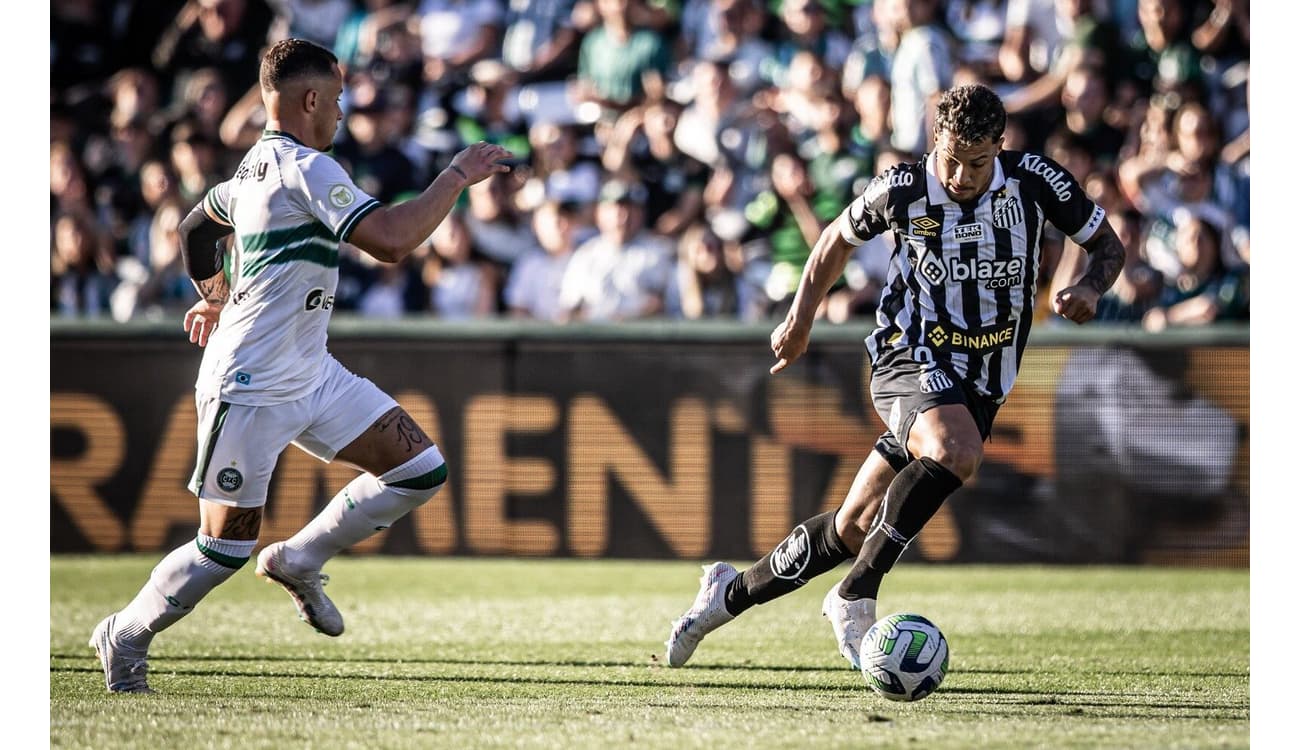 Coritiba e Santos amargam empate em 0 a 0 e seguem em crise no