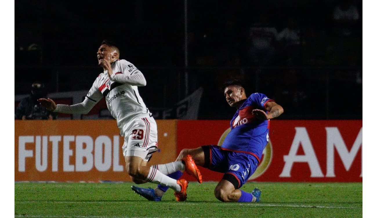 Lateral Igor Vinícius passa por cirurgia para reparar lesão no púbis