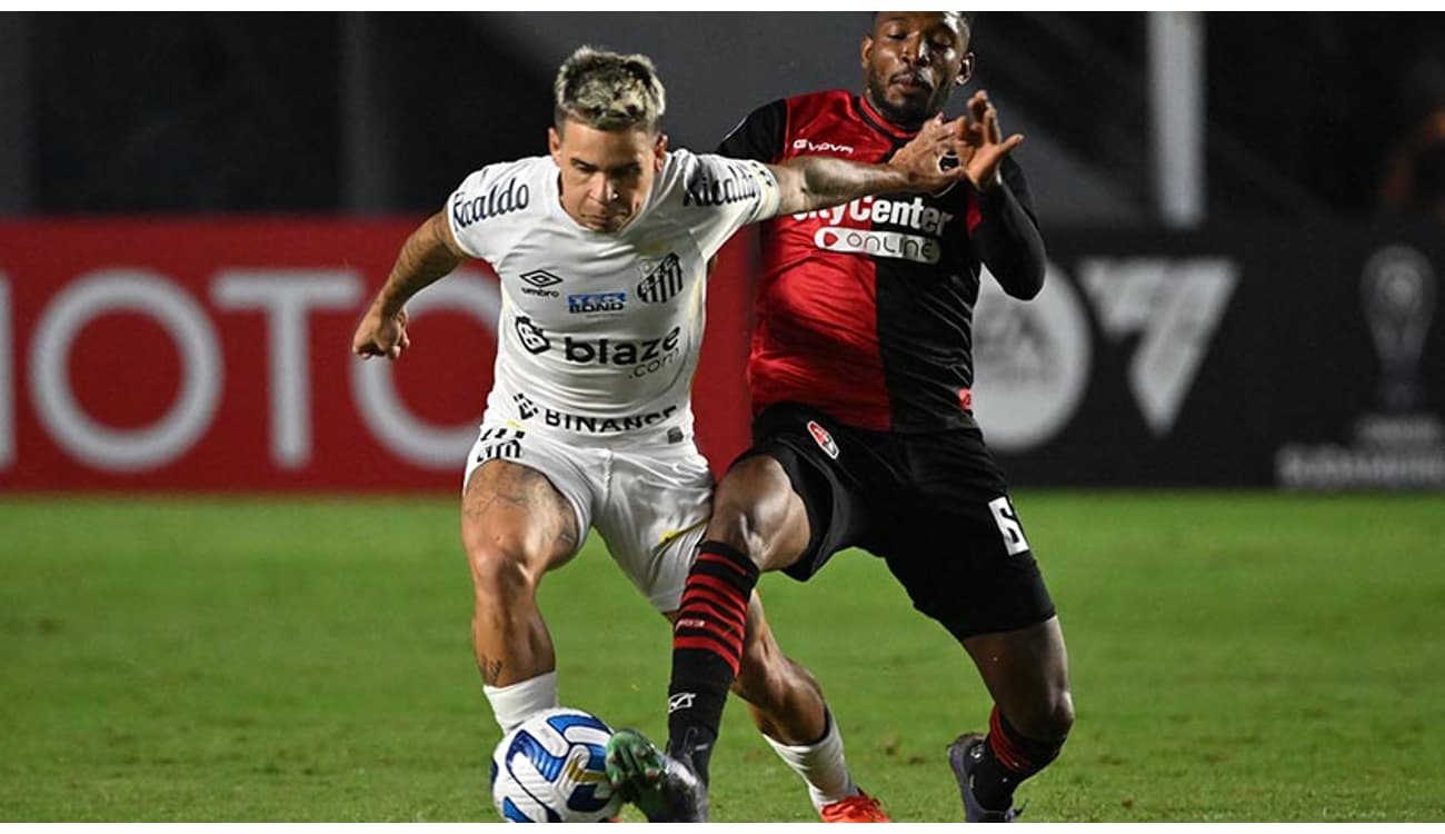 O que disse o VAR na confusão após lance ousado de Soteldo no jogo entre  Santos e Vasco