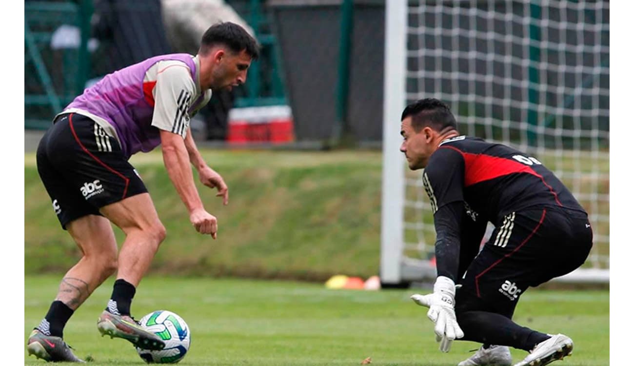 Por quê? Meia do Arsenal posta foto com camisa do SÃO PAULO! 