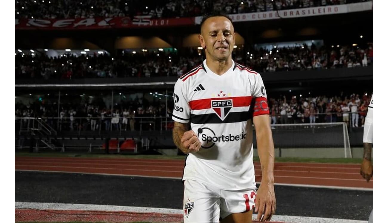 Futuro substituto do Rafinha? São Paulo tem lateral-direito na